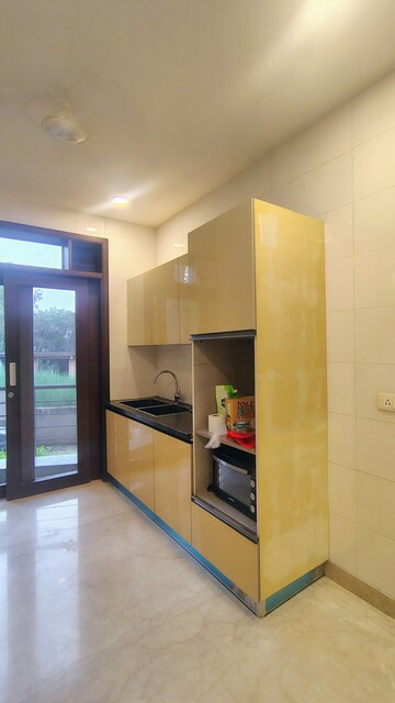 Room in 4 BHK Builder Floor at DLF City Phase IV, Dlf Phase iv – for Rent