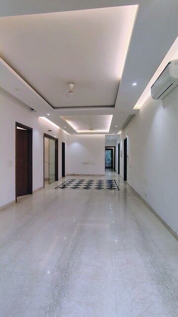 Building Lobby in 4 BHK Builder Floor at DLF City Phase IV, Dlf Phase iv – for Rent