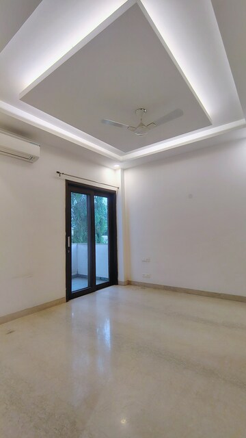 Room in 4 BHK Builder Floor at DLF City Phase IV, Dlf Phase iv – for Rent