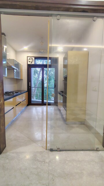 Room in 4 BHK Builder Floor at DLF City Phase IV, Dlf Phase iv – for Rent