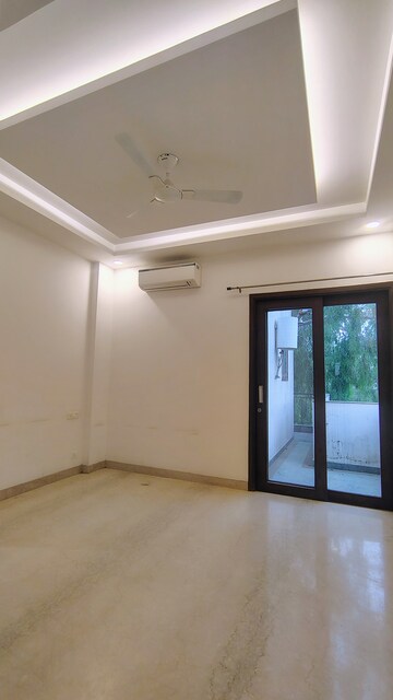 Room in 4 BHK Builder Floor at DLF City Phase IV, Dlf Phase iv – for Rent