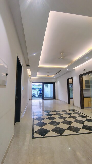 Building Lobby in 4 BHK Builder Floor at DLF City Phase IV, Dlf Phase iv – for Rent