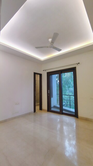Room in 4 BHK Builder Floor at DLF City Phase IV, Dlf Phase iv – for Rent