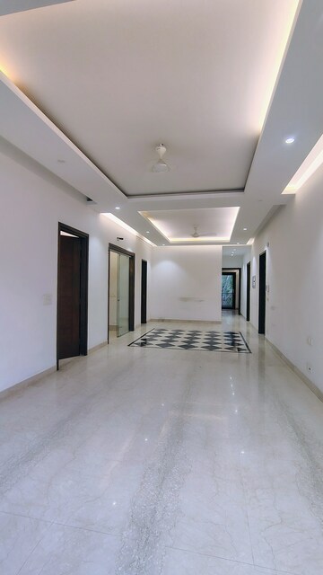 Room in 4 BHK Builder Floor at DLF City Phase IV, Dlf Phase iv – for Rent