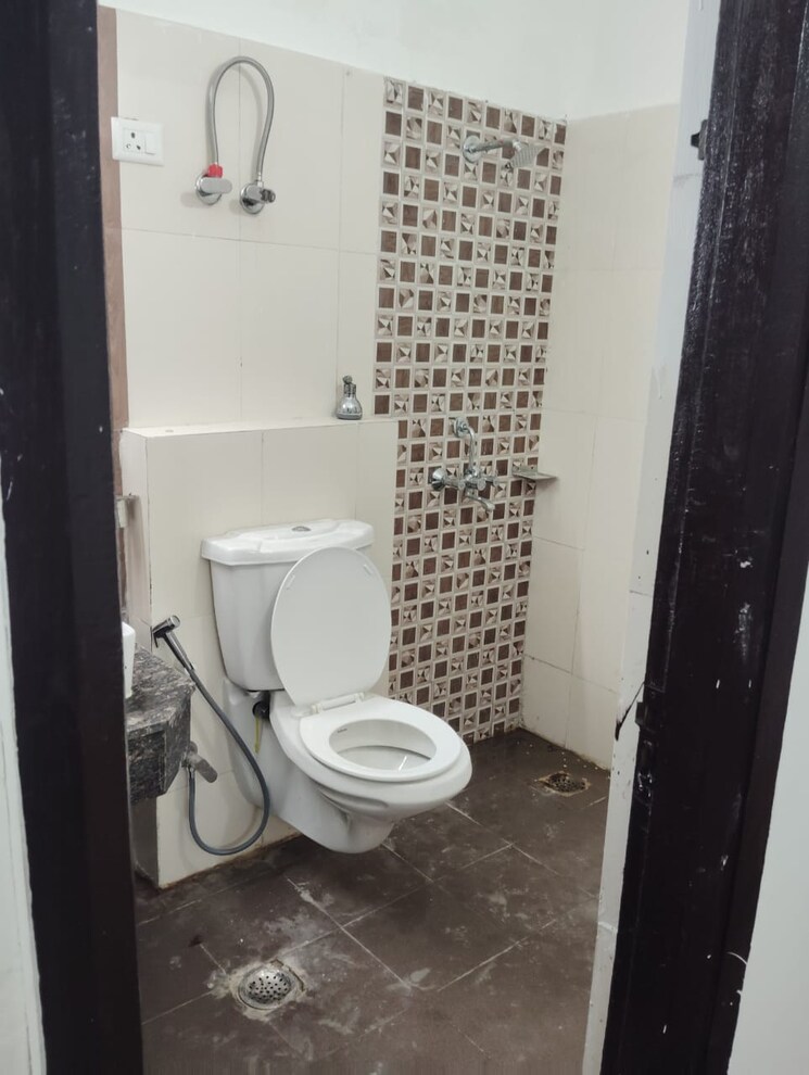 Bathroom, sikka-karnam-greens 2 Bedroom 840 Sq.Ft. Apartment In Sector 143b Noida 8933291