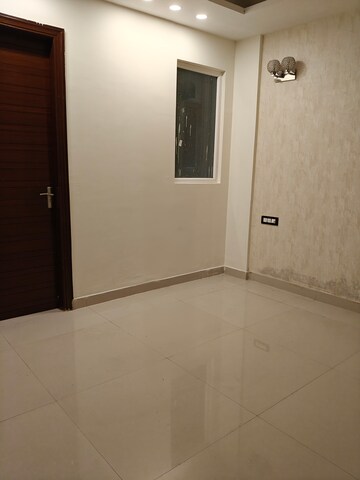 Room in 4 BHK Apartment at Aradhya Homes, Sector 67a – for Rent