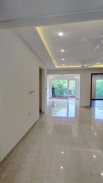 Room in 3 BHK Builder Floor at DLF Atria, Dlf Phase ii – for Rent