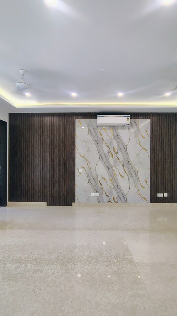 Room in 3 BHK Builder Floor at DLF Atria, Dlf Phase ii – for Rent