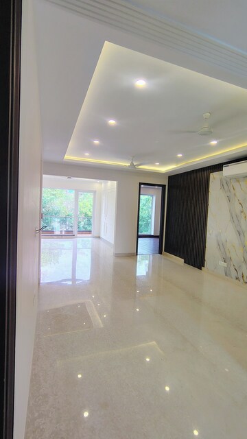 Room in 3 BHK Builder Floor at DLF Atria, Dlf Phase ii – for Rent