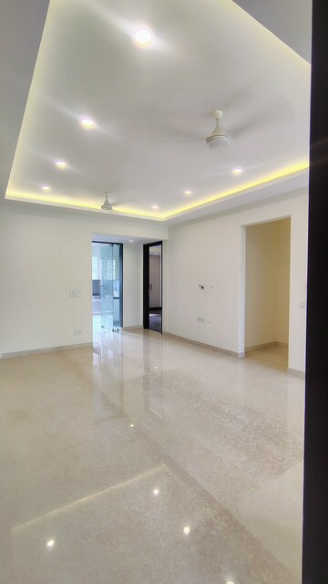 Room in 3 BHK Builder Floor at DLF Atria, Dlf Phase ii – for Rent