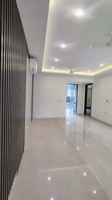 Room in 3 BHK Builder Floor at DLF Atria, Dlf Phase ii – for Rent