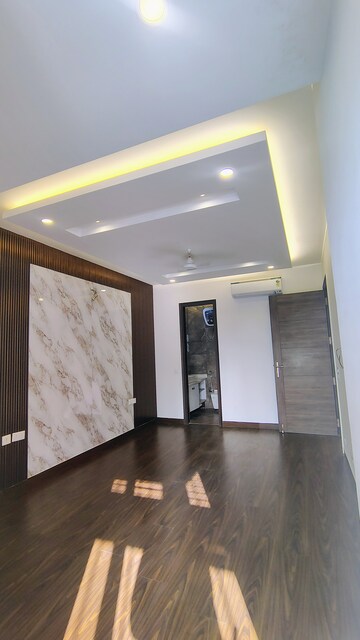 Furnished Amenities in 3 BHK Builder Floor at DLF Atria, Dlf Phase ii – for Rent