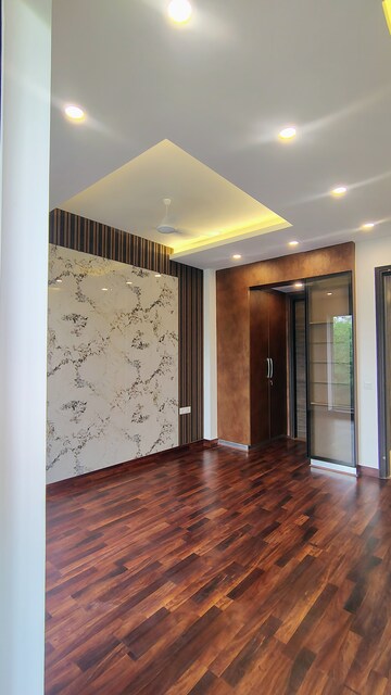 Room in 3 BHK Builder Floor at DLF Atria, Dlf Phase ii – for Rent