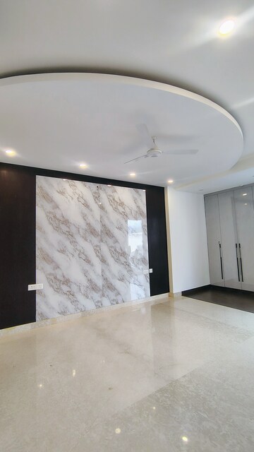 Room in 3 BHK Builder Floor at DLF Atria, Dlf Phase ii – for Rent