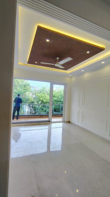 Furnished Amenities in 3 BHK Builder Floor at DLF Atria, Dlf Phase ii – for Rent