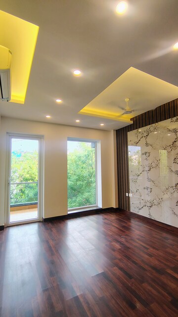 Room in 3 BHK Builder Floor at DLF Atria, Dlf Phase ii – for Rent