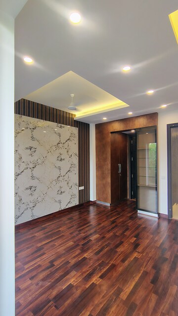 Room in 3 BHK Builder Floor at DLF Atria, Dlf Phase ii – for Rent