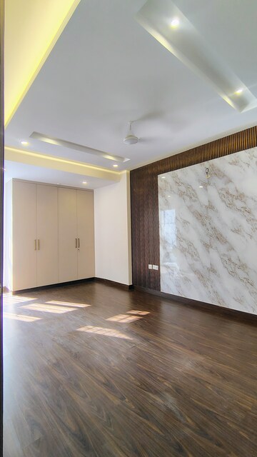 Room in 3 BHK Builder Floor at DLF Atria, Dlf Phase ii – for Rent