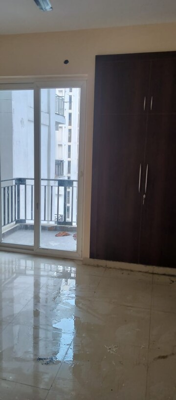 Room in 2 BHK Apartment at Sikka Karnam Greens, Sector 143b – for Rent