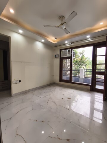 Room in 5 BHK Builder Floor at Super Mart 1, Sector 27 – for Rent