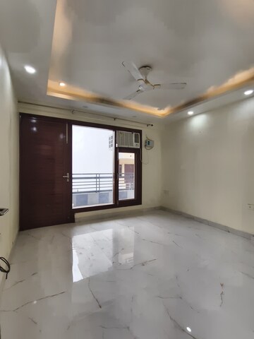 Room in 5 BHK Builder Floor at Super Mart 1, Sector 27 – for Rent