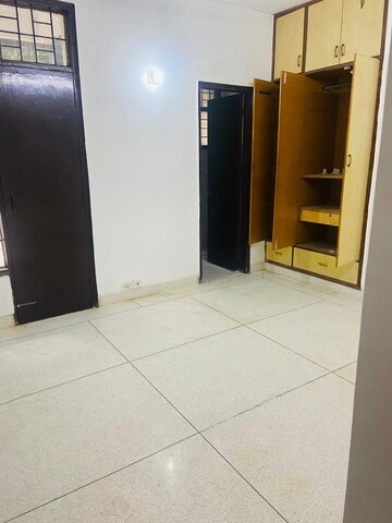 Room in 3 BHK Builder Floor at Auram Floor, South City 2 – for Rent