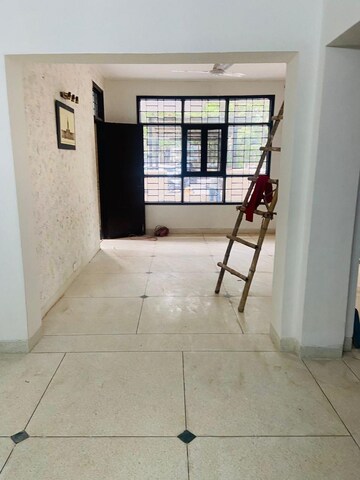 Room in 3 BHK Builder Floor at Auram Floor, South City 2 – for Rent