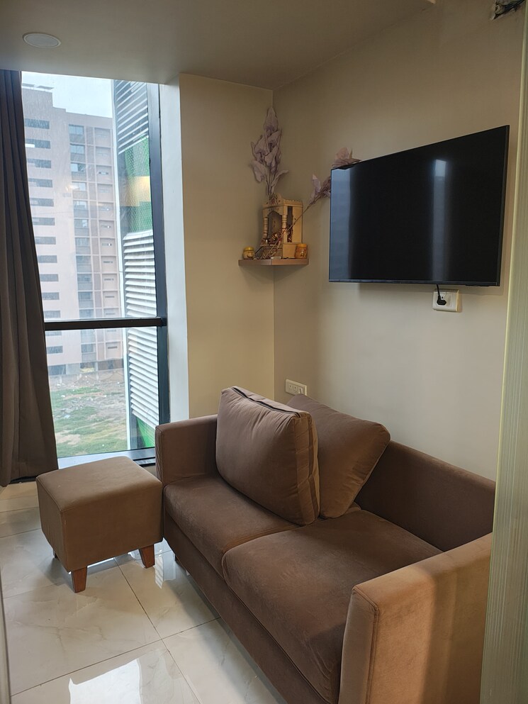 Living Room, vaishnodevi circle Commercial Office Space 800 Sq.Ft. In Vaishnodevi Circle Ahmedabad 8933328