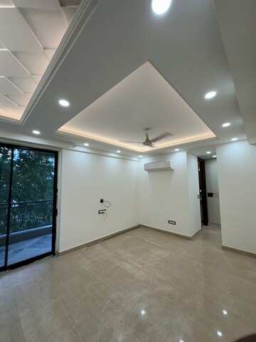 Room in 3 BHK Builder Floor at DLF Atria, Dlf Phase ii – for Rent