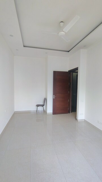 Room in 3.5 BHK Builder Floor at Hong Kong Bazaar, Sector 57 – for Rent