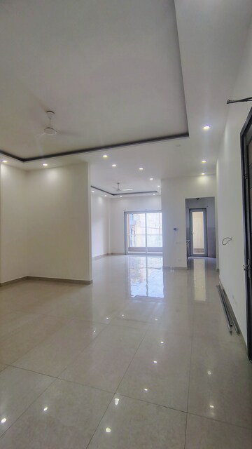 Room in 3.5 BHK Builder Floor at Hong Kong Bazaar, Sector 57 – for Rent