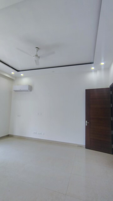 Room in 3.5 BHK Builder Floor at Hong Kong Bazaar, Sector 57 – for Rent