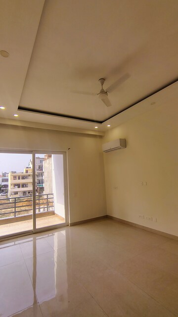 Room in 3.5 BHK Builder Floor at Hong Kong Bazaar, Sector 57 – for Rent