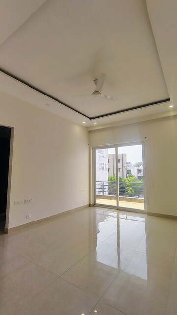 Room in 3.5 BHK Builder Floor at Hong Kong Bazaar, Sector 57 – for Rent