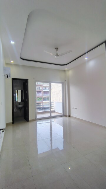 Room in 3.5 BHK Builder Floor at Hong Kong Bazaar, Sector 57 – for Rent