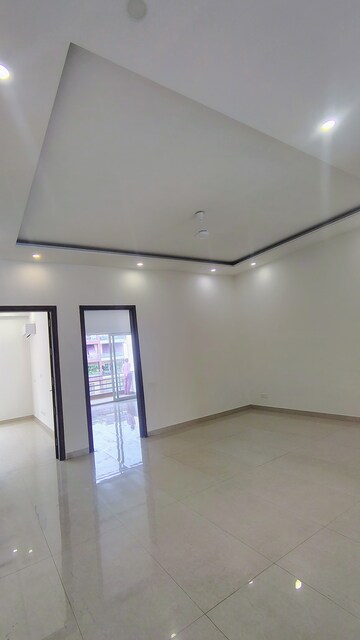Room in 3.5 BHK Builder Floor at Hong Kong Bazaar, Sector 57 – for Rent