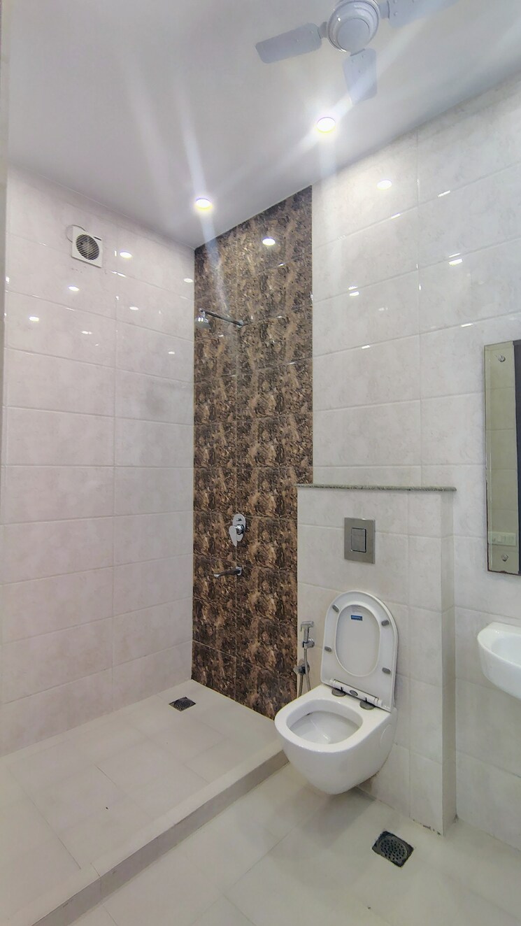 Bathroom, hong-kong-bazaar 3.5 Bedroom 2700 Sq.Ft. Builder Floor In Sector 57 Gurgaon 8933388