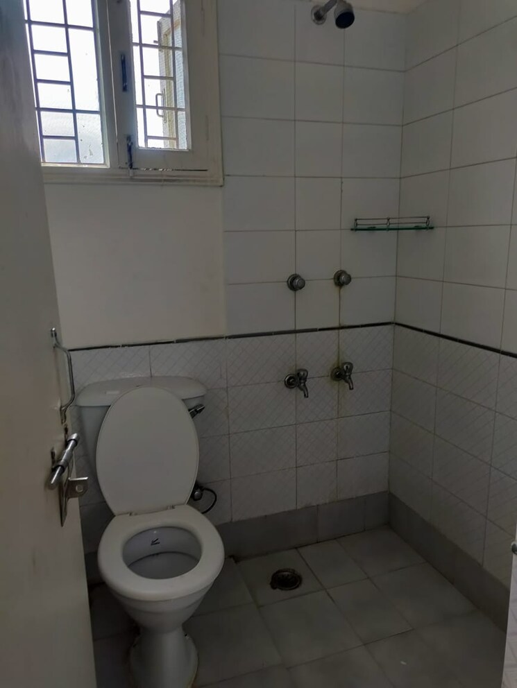 Bathroom, unitech-south-city-ii 3 Bedroom 1650 Sq.Ft. Builder Floor In Sector 50 Gurgaon 8933889