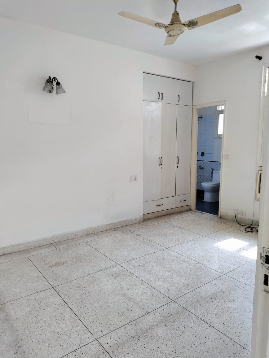 3 BHK + Pooja Room,Servant Room Builder Floor For Rent in Unitech South City II