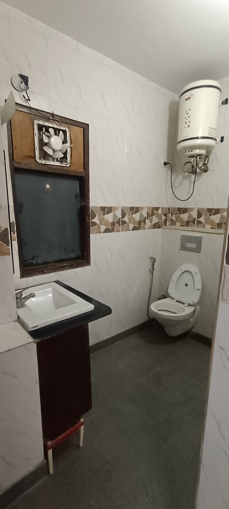 Bathroom, kalkaji 3.5 Bedroom 1800 Sq.Ft. Builder Floor In Kalkaji Delhi 8933997