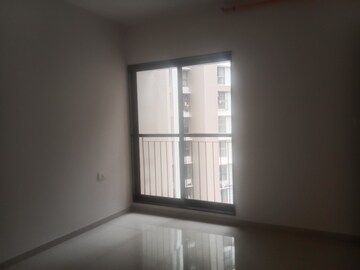 Room in 2 BHK Apartment at Runwal Eirene, Balkum Pada – for Rent