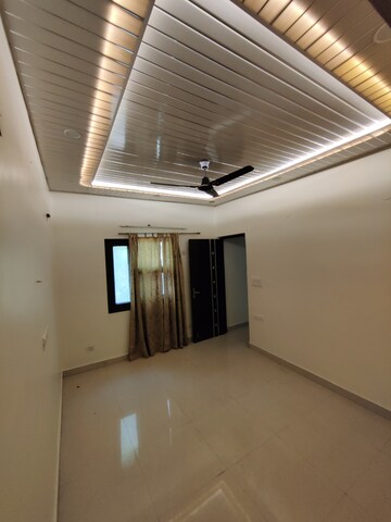 Room in 2 BHK Apartment at Madhur Apartment, Paschim Vihar – for Rent
