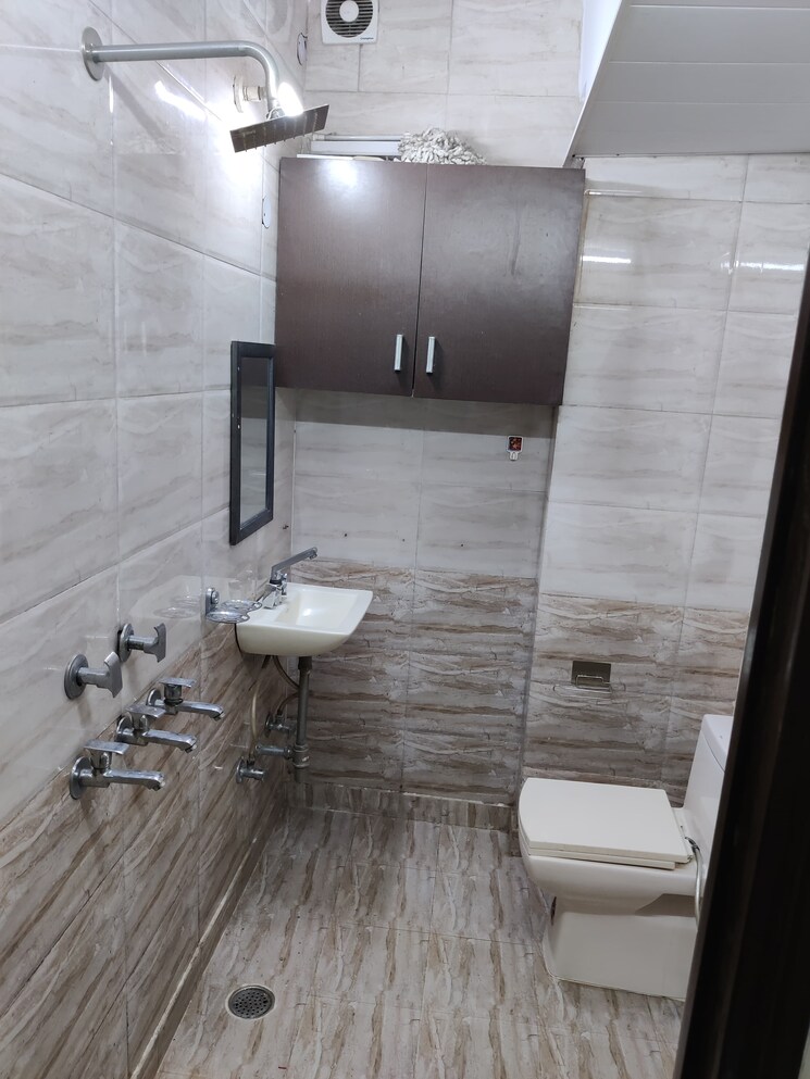 Bathroom, madhur-apartment 2 Bedroom 1000 Sq.Ft. Apartment In Paschim Vihar Delhi 8934176