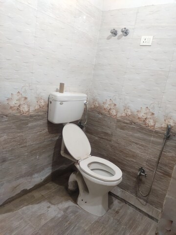 Bathroom in 1.5 BHK Builder Floor at Kalyanpur – for Rent
