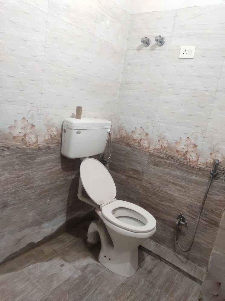 Bathroom, kalyanpur 1.5 Bedroom 750 Sq.Ft. Builder Floor In Kalyanpur Lucknow 8934198