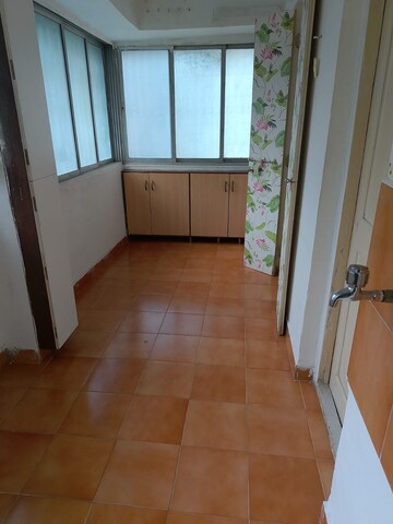 Room in 2 BHK Apartment at Narendra Apartment CHS, Santacruz West – for Rent