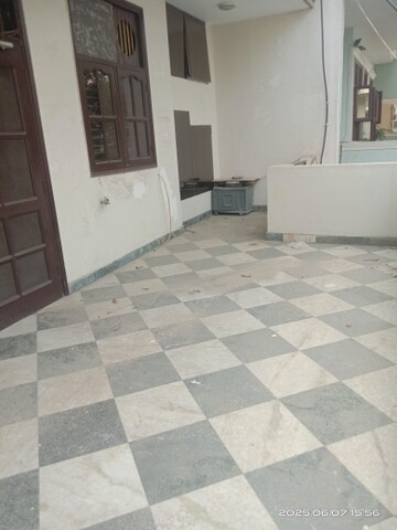 Room in 2 BHK Builder Floor at Huda Market, Sector 31 – for Rent