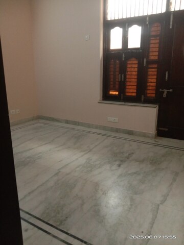 Room in 2 BHK Builder Floor at Huda Market, Sector 31 – for Rent