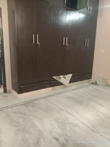 Room in 2 BHK Builder Floor at Huda Market, Sector 31 – for Rent