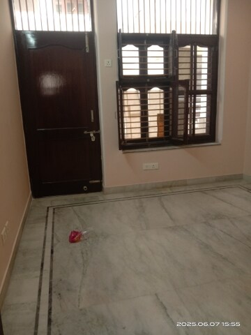 Room in 2 BHK Builder Floor at Huda Market, Sector 31 – for Rent